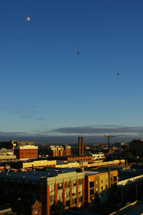 20100416collingwood Friday morning hot air balloons over Collingwood
