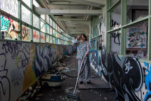 Time to vaccuum the house.  Got me Melbourne stubby!  It's nearly lunchtime after all.